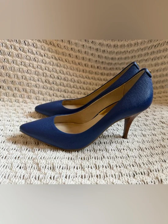 MICHAEL KORS Flex Mid Electric Blue Leather Pointed Toe 2.5” Heel Pumps Size 8M - Picture 2 of 12